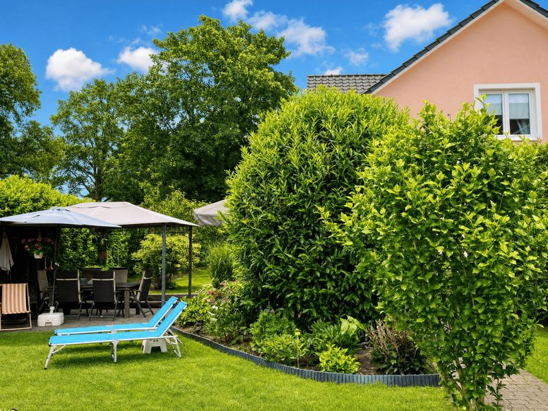 Kernsanierte Altbauvilla mit traumhaften Familiengarten und großem Außenpool